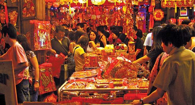 Czas wolny na zakupy na bazarze lub wycieczka rykszą po starej dzielnicy Pekinu, wczesna kolacja.