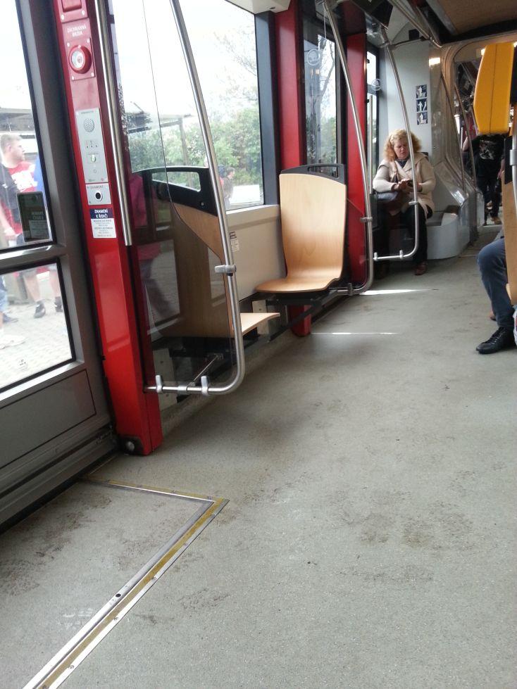 Trzeba przyznać że z zewnątrz skład robi bardzo pozytywne