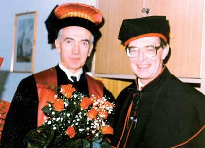 Rycina 3. Nadanie Profesorowi Raymondowi Ardaillou tytułu doktora honoris causa w Akademii Medycznej w Szczecinie. Z lewej profesor Ardaillou, z prawej profesor Stanisław Czekalski (ze zbiorów prof.