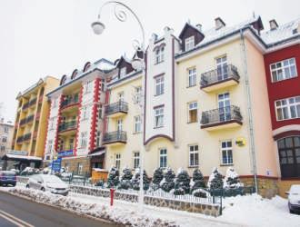 KRYNICA HOTEL JAGIELLONKA *** KRYNICA zwana perłą polskich uzdrowisk położona na skraju eskidu Sądeckiego w dolinie Kryniczanki i Palenicy, z licznymi źródłami mineralnymi i borowinami,