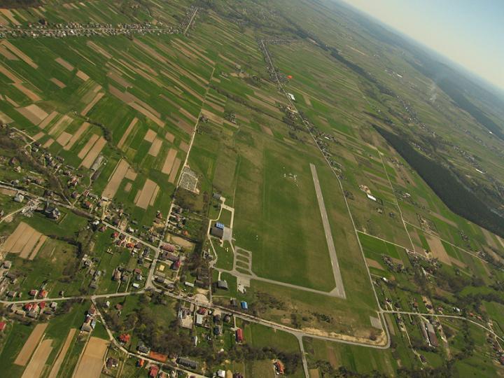 Położenie: 050o53'48.55''N 020o43'53.62''E Częstotliwośd portu: 122,2 MHz "Masłów Radio" Częstotliwośd kwadratu: 122,2 MHz "Masłów Kwadrat" Asfaltobetonowy pas startowy długości 900 m.