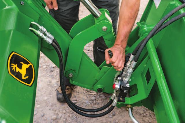 Układ automatycznego zatrzaskiwania umożliwia automatyczne zablokowanie dowolnego narzędzia John Deere. Aby je odblokować, wystarczy pociągnąć uchwyt w dół.