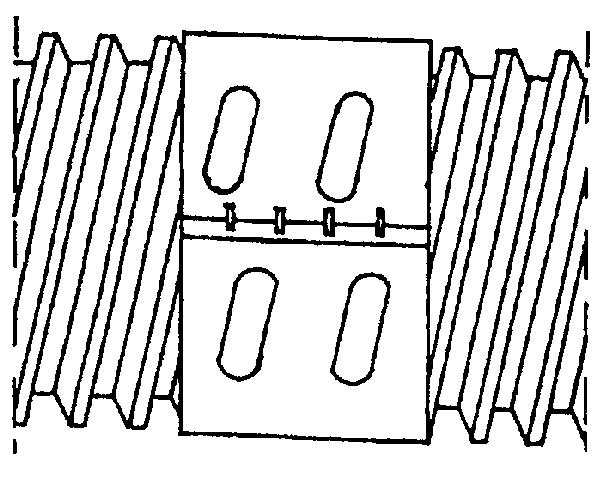 Rys. 4. Śruba zaciskowa na złączce metalowej łączącej dwa odcinki rur (Istnieją również złączki plastikowe) Rys. 5.