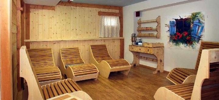 W hotelu znajduje się wellness center, a w nim sauna, łaźnia turecka, jacuzzi oraz strefę relaksu.