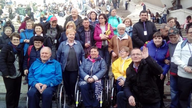 zakończenie zrobiliśmy sobie wspólne zdjęcie i otrzymaliśmy drobne pamiątki z Beatyfikacji Jana Pawła II. W czasie tego spotkania panowała bardzo miła atmosfera.