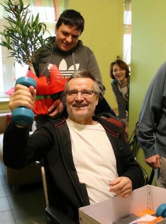 się ze swoimi znajomymi z innych placówek.