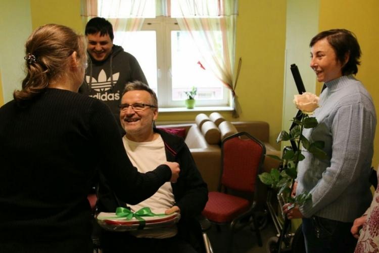 WYSTAWA PRAC UCZESTNIKÓW WTZ KSN AW W WILLI RADOGOSZCZ W GRODZISKU MAZOWIECKIM Dnia 17 maja wybraliśmy się do Willi Radogoszcz w Grodzisku Mazowieckim, aby obejrzeć wystawę prac malarskich