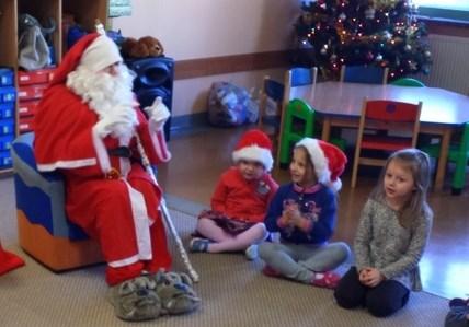 Święty Mikołaj lubi odwiedzać dzieci w każdym miejscu na całym świecie.
