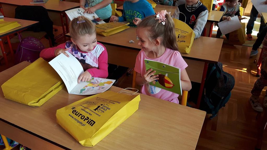Na początku przedstawiliśmy kim jesteśmy, a także czym się zajmujemy. Po krótkim wstępie przeszliśmy do pytań związanych z Europą. Dzieci zostały zapytane o Unię Europejską i kraje do niej należące.