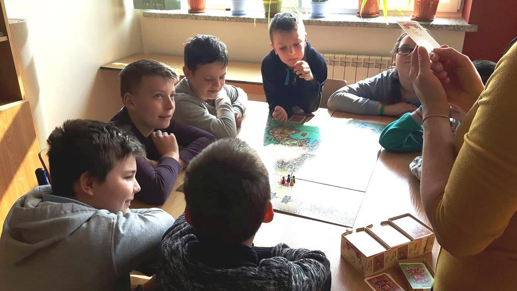 Lekcje Europejskie w Niepublicznej Szkole Podstawowej w Łękawce 4 Wszyscy uczniowie na zakończenie lekcji dostali jednakowe upominki zawierające materiały z najważniejszymi informacjami na temat Unii