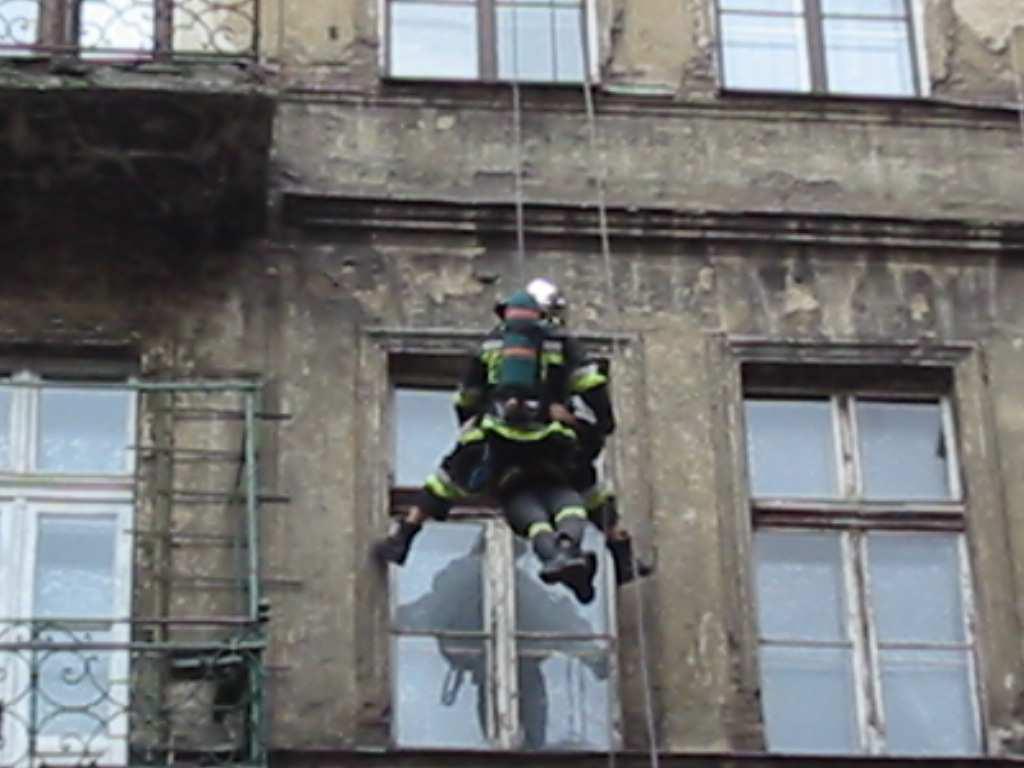 Fot.9 Bezpieczna ewakuacja poszkodowanego Fot.