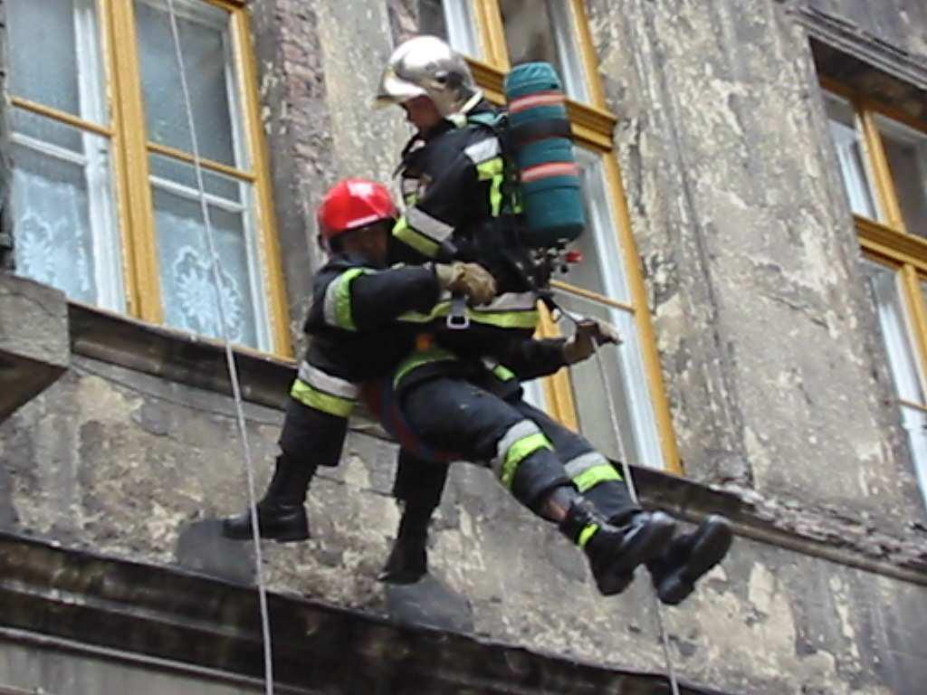 Fot.5 Bezpieczna ewakuacja przytomnego poszkodowanego przez ratownika z grupy wysokościowej od strony placu wewnętrznego. W drugim dniu ćwiczeń załoŝenie było nieco inne, chyba nawet trudniejsze.