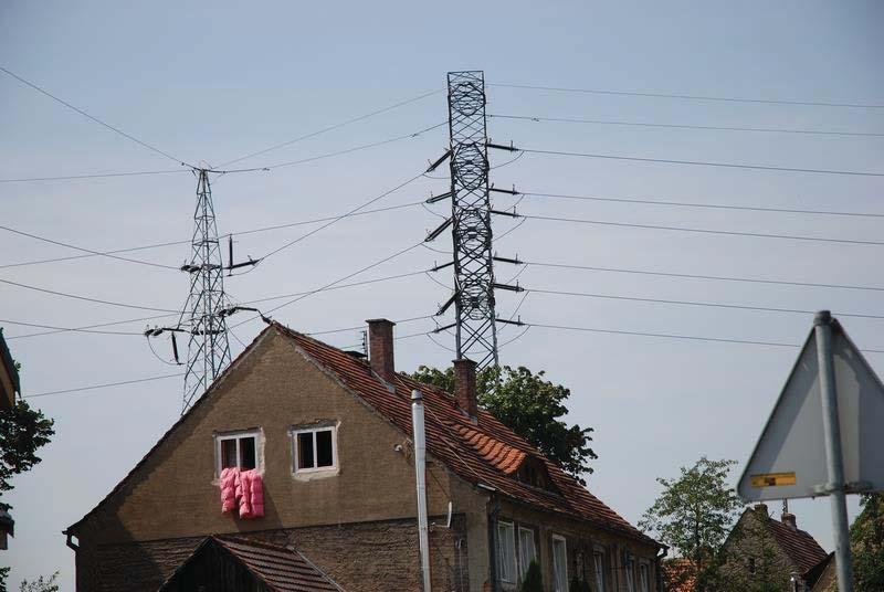 182 Z. Wróblewski, D. Sztafrowski, J. Gumiela obiektami metalowymi, jak np. latarnie oraz drzewami, mającymi duży wpływ na rozkład poszczególnych składowych pola elektromagnetycznego.