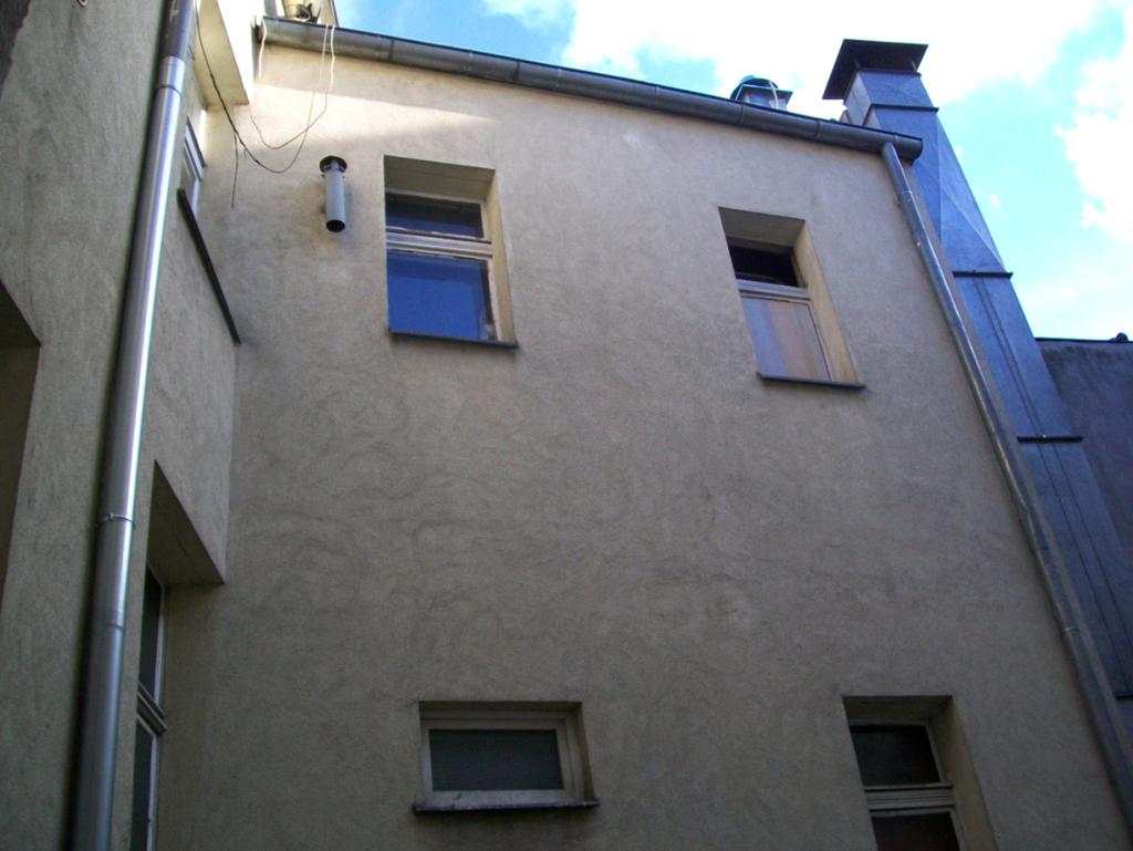 POZNAŃ, UL PODGÓRNA 2/5 Projektuje się wymianę okien zaznaczonych na elewacji jak niżej: Widok elewacji od podwórza - lewa oficyna ul Podgórna 2/5 14 Zakres stolarki do wymiany: 141 Okna o takich