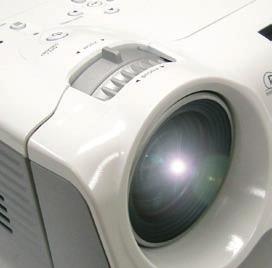 Instalacja Regulacja zoomu/ostrości projektora Przesuń dźwignię Zoom w celu powiększenia lub zmniejszenia.