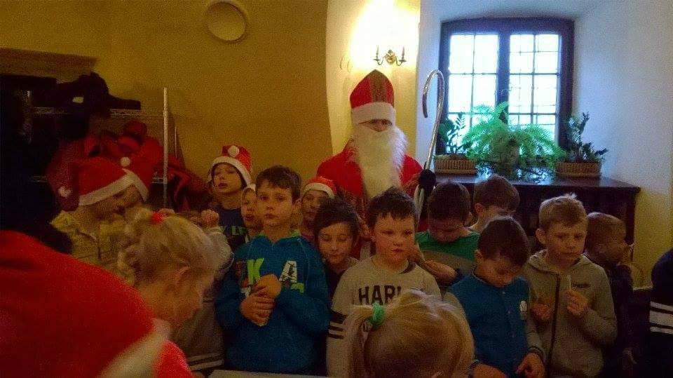 czarodziejskie spotkanie ze świętym Mikołajem i jego pomocnikami. Udział w nim wzięli uczniowie klas II-III z naszej szkoły podstawowej wraz ze swoimi wychowawczyniami: p.