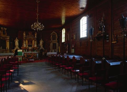 W prezbiterium są umieszczone obrazy czterech ewangelistów wykonane przez Jacka Strzeleckiego z 1998 r. i pochodząca z tego samego roku rzeźba Ducha Świętego wykonana przez Romana Czeskiego.