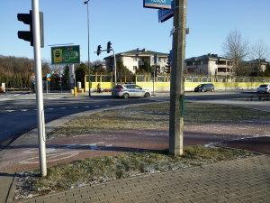 Policja zatrzymała sympatycznego pana przechodzącego na czerwonym świetle przez pasy i udzielała tak zwanego upomnienia.