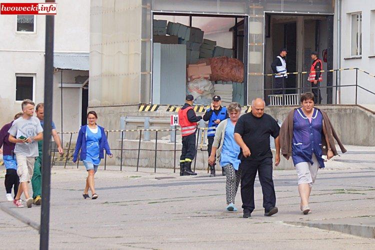 W tym samym czasie z zakładu ewakuowani zostają pracownicy, którzy udają się we