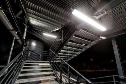 Nowa strażnica KP PSP posiada: Plac ćwiczeń Boisko do sportów drużynowych Ściana wspinaczkowa wraz z klatką schodową Bieżnia Siłownia Zaplecze magazynowo techniczne Lądowisko dla śmigłowców