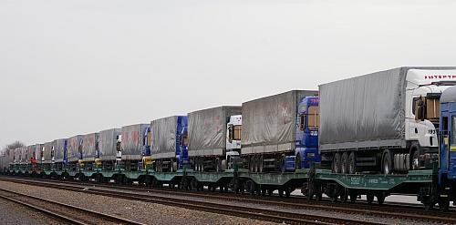 Istotnym kryterium decydującym o zastosowaniu kolejowego systemu transportu naczep jest kierunek załadunku.