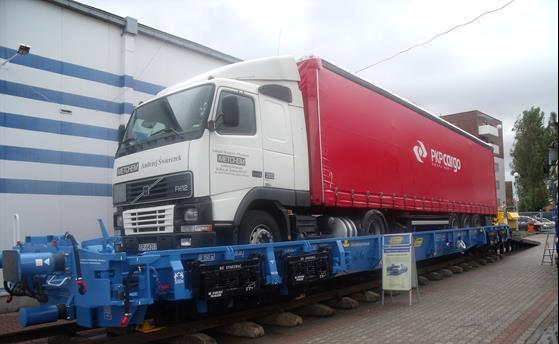 Jednym z pierwszych środków transportu naczep był system ruchoma droga (Rollende Landstrasse)[10].