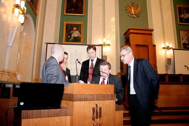 Fot.2. Dziekan Wydziału witający zaproszonych gości z przemysłu Przedstawiciele branży surowcowej zaprezentowali profil działalności firm oraz własną ocenę perspektyw rozwoju branży.