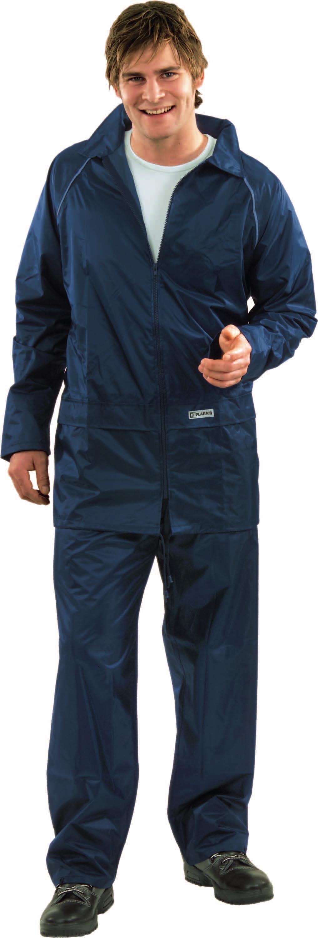 Consta de chaqueta y pantalón, envueltos en una práctica bolsa. Transpirable, con recubrimiento de PVC, costuras selladas. Chaqueta: 2 bolsillos laterales cerrados con solapa.