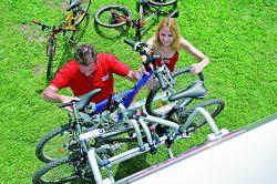Produkowane są specjalne uchwyty pozwalające w bezpieczny sposób przewozić rowery w garażu.