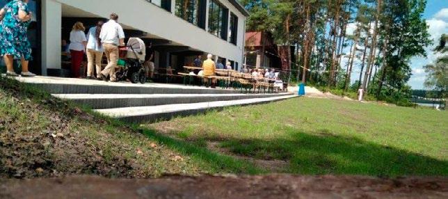 Słupki zabetonowane, siatka powieszona, linie rozłożone mamy boisko do siatkówki plażowej! Młodzi korzystają z niego non stop w chwilach przeznaczonych na rekreację.