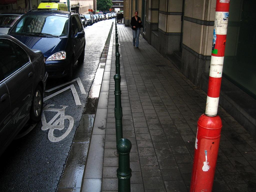 szczelin między kostkami bruku masą asfaltokauczukową, zmniejszającą wibracje i opory toczenia.