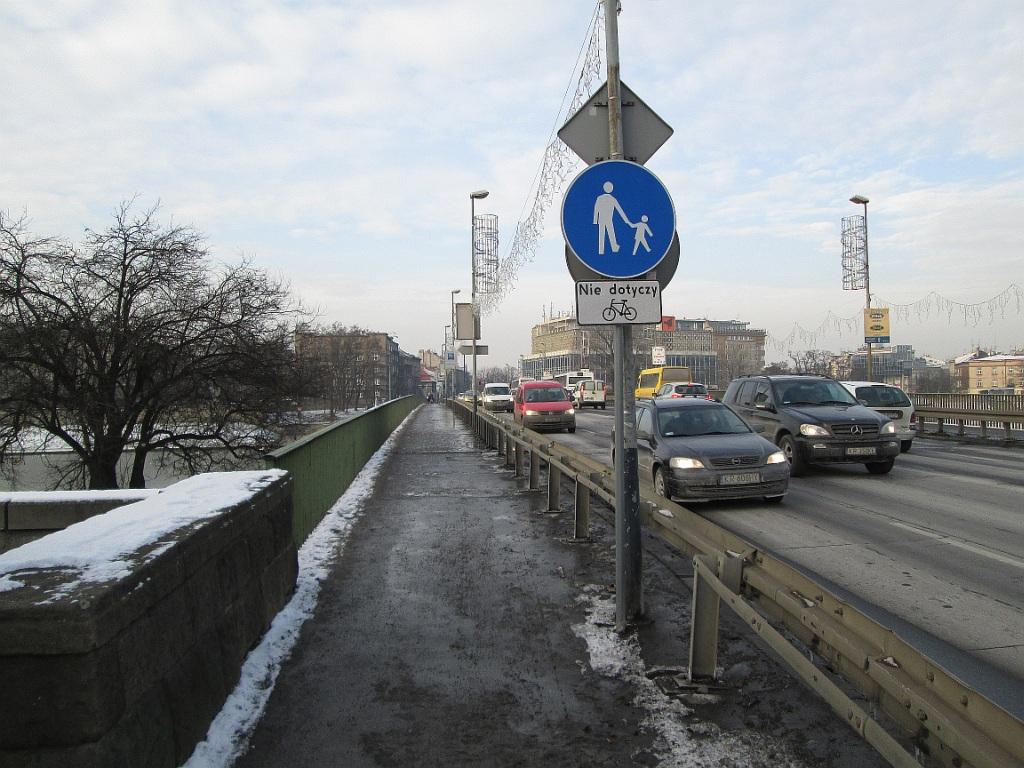 Szerokość dwukierunkowej drogi dla rowerzystów i pieszych powinna wynosić co najmniej 3,0 m przy zachowaniu skrajni jak dla drogi dla rowerów.