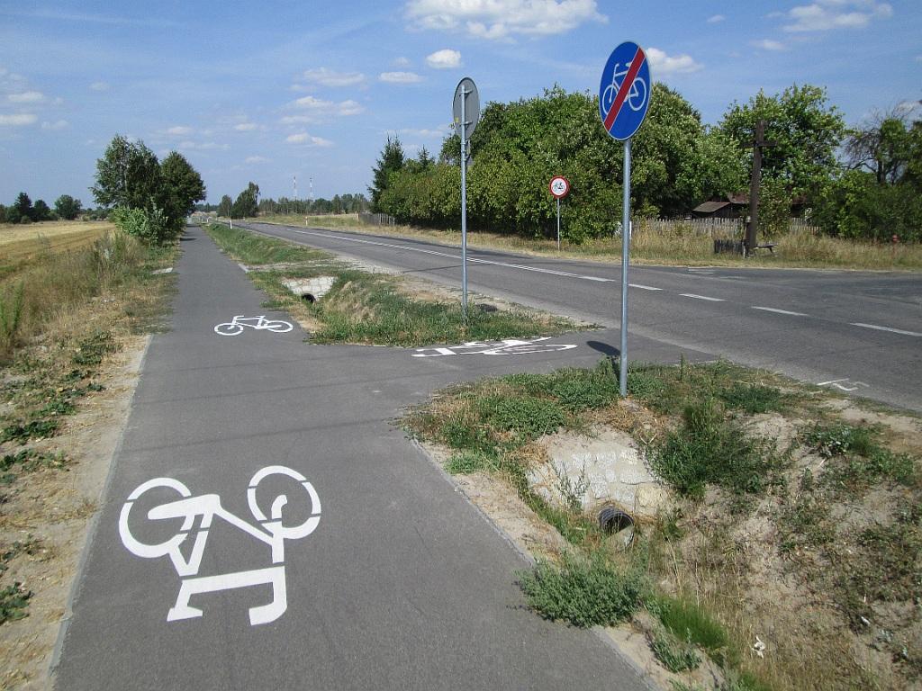 Fot. 11. Droga dla rowerów jako czwarty (samodzielny) wlot skrzyżowania. Szlak GreenVelo, droga wojewódzka nr 81