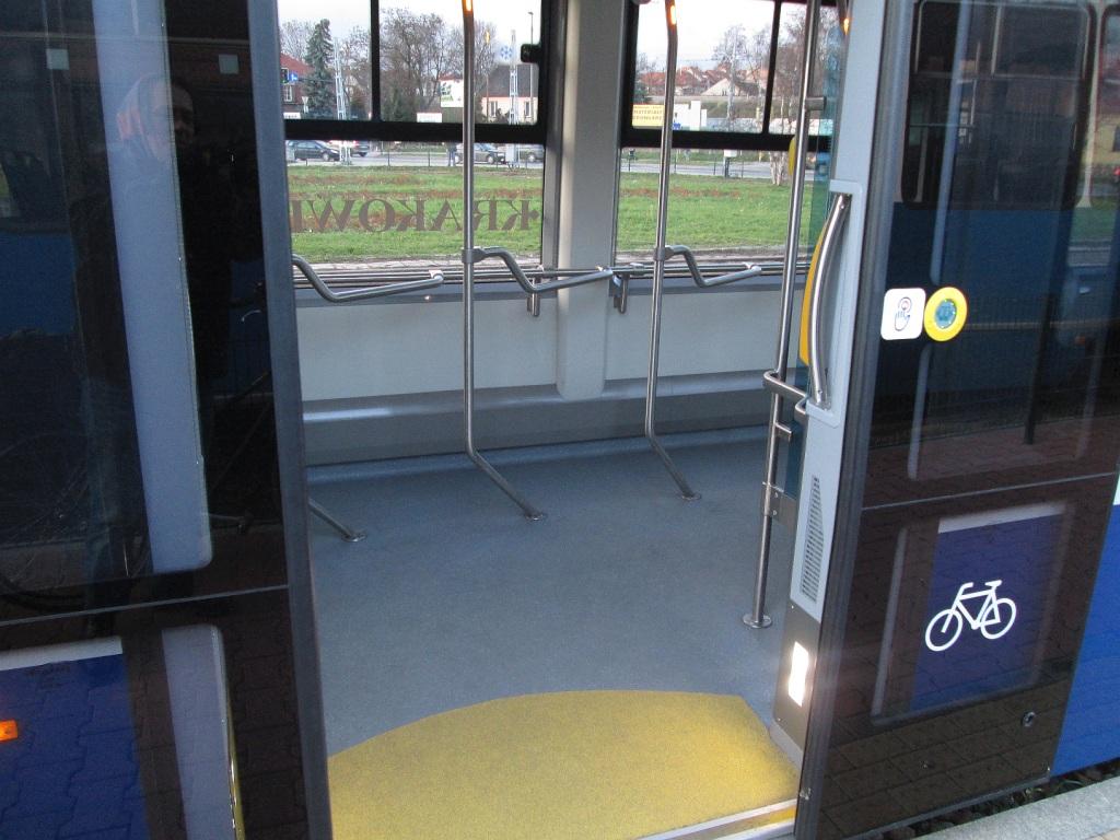 Fot. 15. Poręcze do przewozu rowerów. Tramwaj PESA Krakowiak, Przedsiębiorstwo Komunikacyjne S.A. w Krakowie, listopad 2015.
