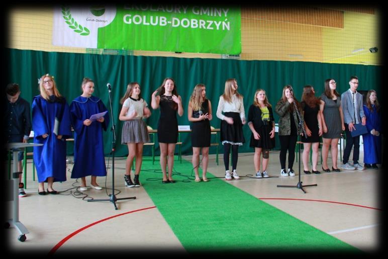 Galę Ekolaury miały zaszczyt poprowadzić Irmina Krupa i Bożena Suchorzyńska. Młodzież z Gimnazjum im. Mikołaja Kopernika w Gałczewie, wykonała przedstawienie pt.: Sąd nad śmieciami.