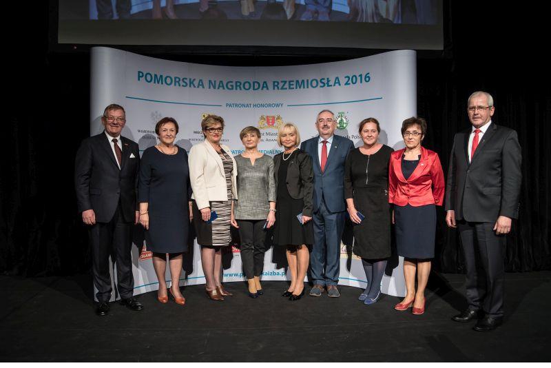 2. Marta Krawczyńska-Blacha - nauczyciel w Zespole Szkół Zawodowych im. Stanisława Staszica w Barlewiczkach Film z gali możecie obejrzeć klikając link poniżej: https://www.youtube.com/watch?