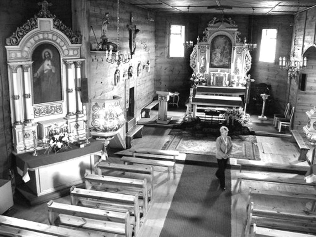 Fot. 2. Wnętrze kościoła w Kiszkowie. źródło: http://fotoforum.gazeta.pl/photo/9/qi/tb/16dr/kfbhq7ebz2xz8konsx.