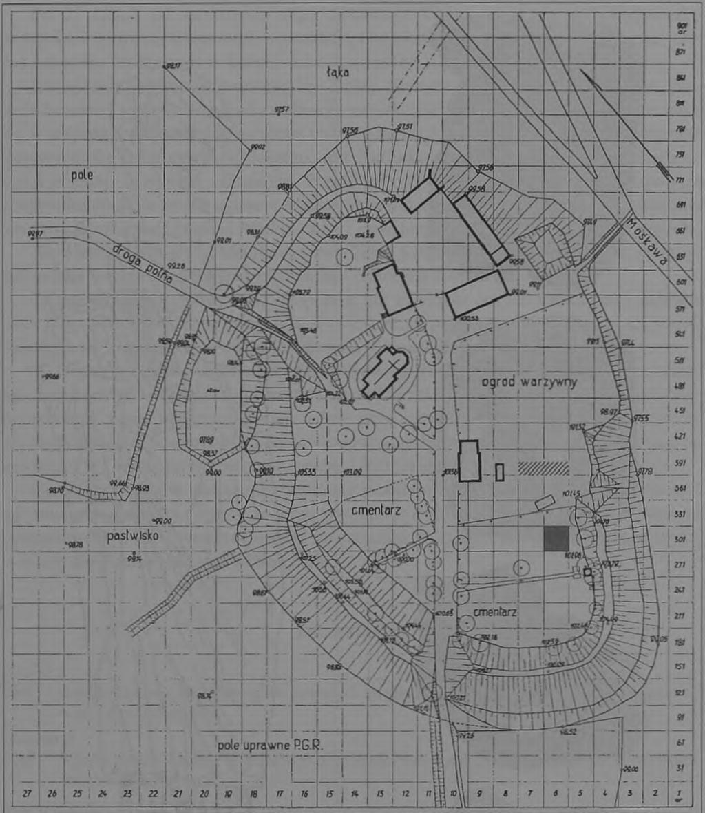 PODSTAWA FIGURKI ROGOWEJ Z GIECZA 2 4 5 Rye. 2. Plan grodziska w Gieczu wykonany przez Bolesława Jamota z lokalizacją znaleziska na 306 arze (1950 r.) (licząc od górnej płaszczyzny podstawy).