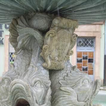 Rys. 2. Nysa. Fontanna Trytona zrealizowana w latach 1700-1701. Detal delfinów na postumencie z herbem Nysy (fot. M.E. Adamska) Fig. 2. Nysa. Triton fountain executed in 1700-1701.