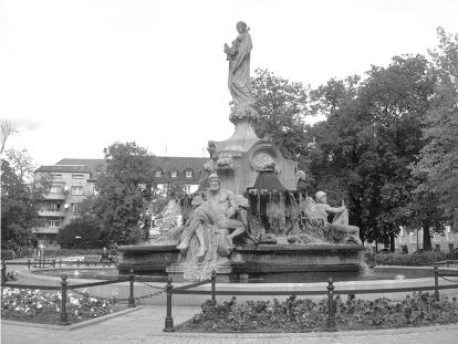 12 Rys. 3. Opole. Fontanna bogini Ceres na pl. I. Daszy skiego z 1907 r. autorstwa Edmunda Gomansky ego (fot. autor) Fig. 3. Opole. Goddess Ceres fountain at I.