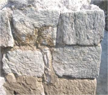 (rys. 2b). a) b) Rys. 2. Zachowane relikty budowli glaukonitytowych : a) brama wjazdowa do pallatium, b) fragment muru obwodowego licowanego glaukonitytem (fot.