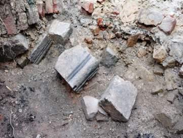 Rys. 4. Bloki i detale glaukonitytowe w destrukcie m odszego (II faza) dzie a budowlanego (fot. S. Go ub) Fig. 4. Blocks and details of glauconitite in destructive younger (second phase) of the construction works (photo by S.
