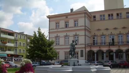 14 Opolskich 15, na zlecenie urz du miejskiego. Fontann zlokalizowano w pó nocno-zachodniej cz ci strzeleckiego rynku, wydzielonej pod nazw pl.