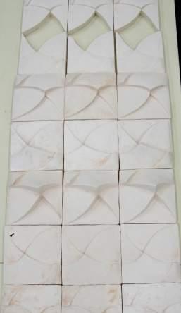 Rys. 4. Kszta tki ceramiczne z masy lejnej wyci gni te z formy negatywowej, przed wypa em. Wykonane przez studentów: Ew Tomanaiak, Karin Wik, Alicj Zwali sk, Malwin Weso Fig. 4. Casting slip ceramic fittings taken out of negative mould, before firing.