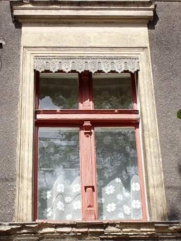 stycznych bada warstwy malarskiej 2. W pracy omówiono tylko te elementy konstrukcyjne stolarek okiennych bydgoskich kamienic czynszowych, które wp ywa y na stylistyk i odbiór fasady jako ca o ci 3.