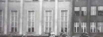 Rys. 17. Uroczysto zako czenia II wojny wiatowej 1945 r. W tle widoczny fragment budynku Prezydium Miejskiej Rady Narodowej ( ród o: AP Toru, Archiwum fotograficzne Alojzego Czarneckiego.