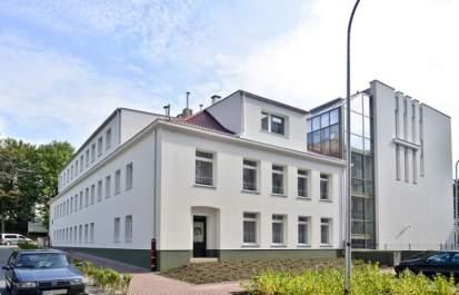 , realizacja: 2014 r.). Sala zajmuje dwa poziomy 4-kondygnacyjnego budynku, po czonego dwoma cznikami z istniej cym 3-kondygnacyjnym budynkiem Szko y Muzycznej(rys. 4).
