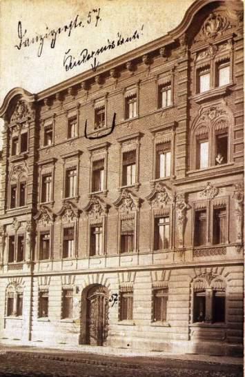 ozdobionych obeliskami, wolutami, czasem kompozycj figuraln umieszczano zazwyczaj po dwa niewielkie prostok tne okienka, czasem zamkni te odcinkiem uku (We niany Rynek 7) rzadziej okr g e (ul.