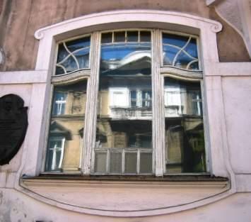 26 Rys. 8. Okno z pocz tku XX w. ul. Cieszkowskiego 3 ( ród o: opracowanie w asne) Fig. 8. The window from the beginning of the 20 th century Cieszkowskiego 3 street (source: by author) Rys. 9.