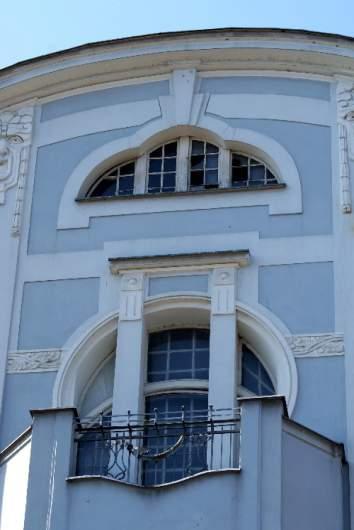 The window from the beginning of the 20 th century Dworcowa 45 street (source: by author) Wyst puj ca na prze omie XIX i XX w. secesja nie przynios a w Bydgoszczy specjalnych zmian w kompozycji okien.